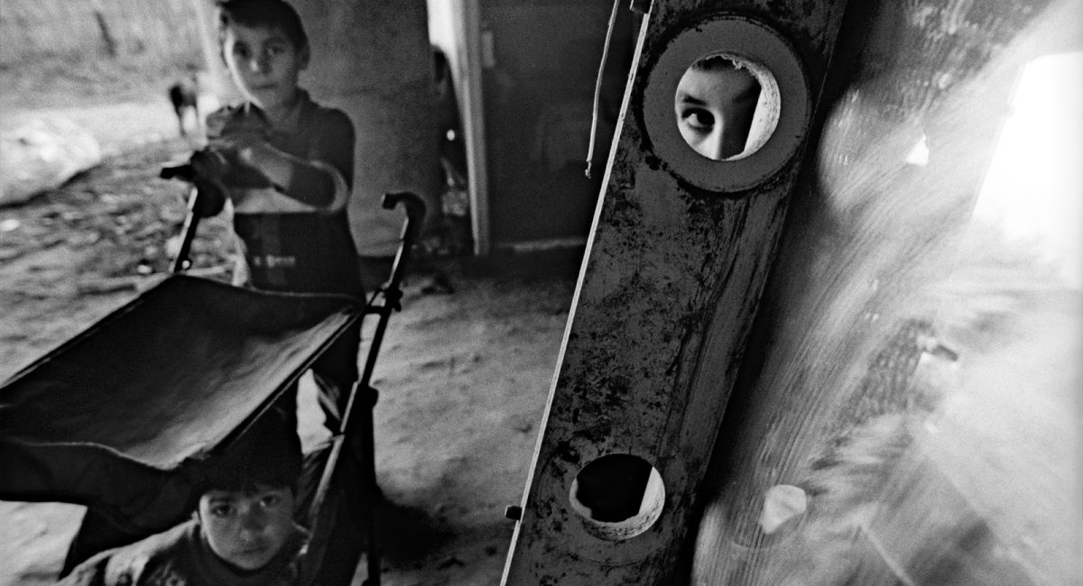 Rome (Italy).
Gypsy children playing under the motorway to the airport. They live here, in shacks next to Tevere river.
Photo Marco Baroncini Nazca Pictures